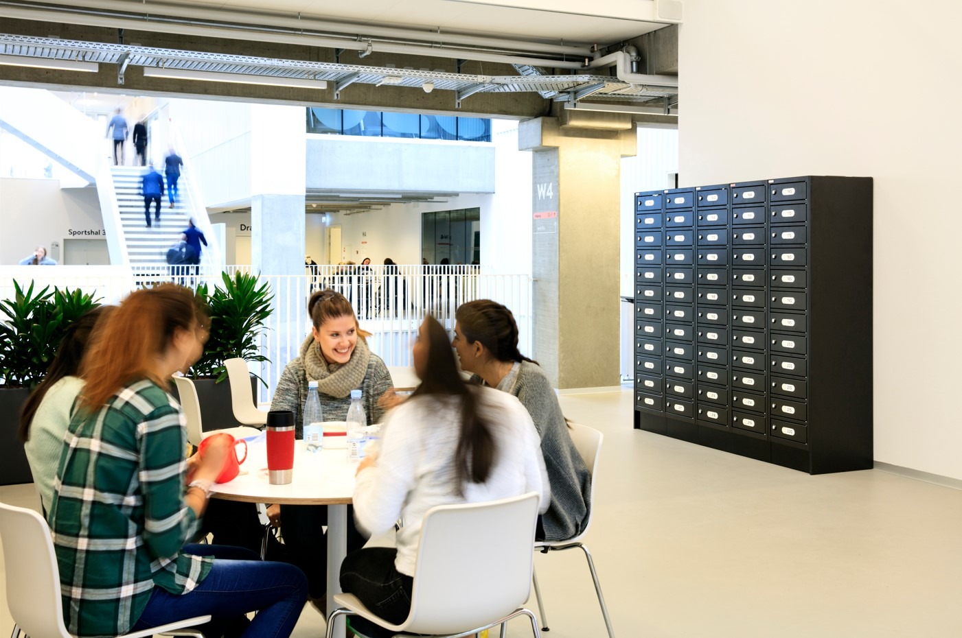 Sikker opbevaring af PC og ipad på skolen - skabe og vogne med lås og opladning